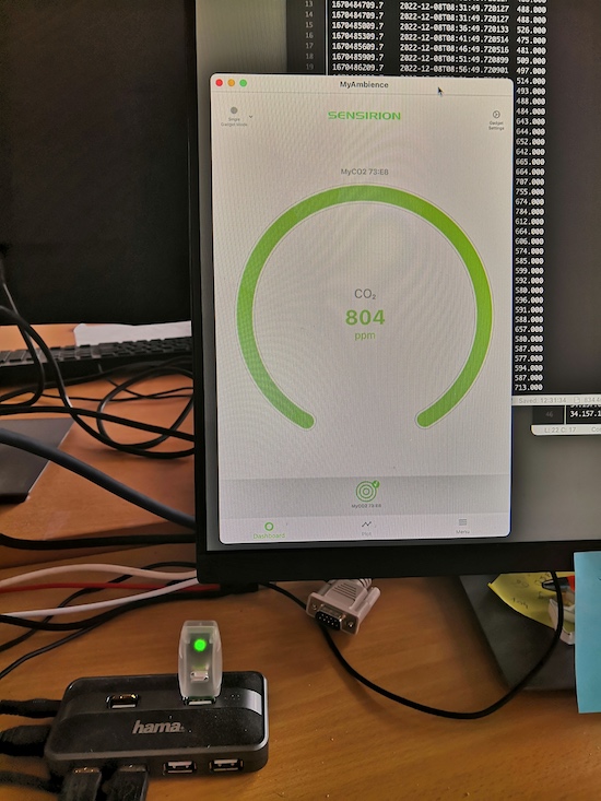 photo du gadget de Sensirion branché sur un hub USB et de l'interface d'accueil de l'application de pilotage MyAmbience