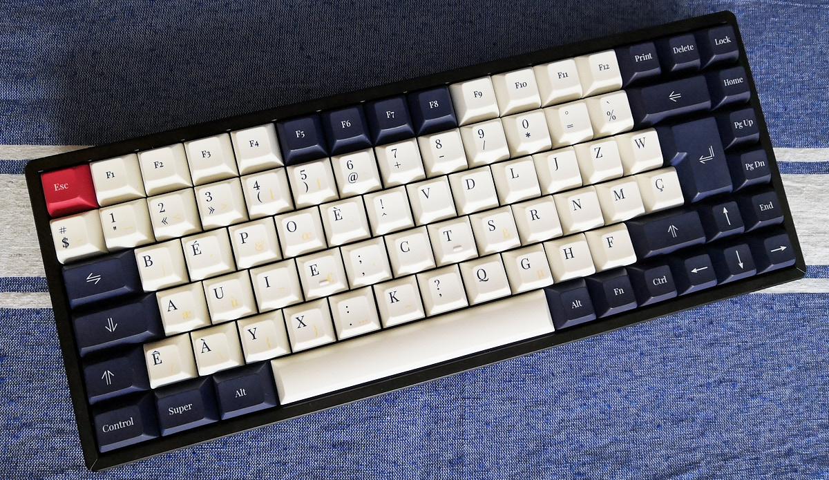 Photo du clavier Keychron K2 Pro avec le jeu de touche KAT Napoleonic en variante Bépoléon