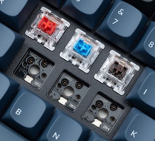 switches rouge (linéaire), bleu (clicky) et marron (tactile) sous les touches d'un clavier Keychron. Photo © Keychron